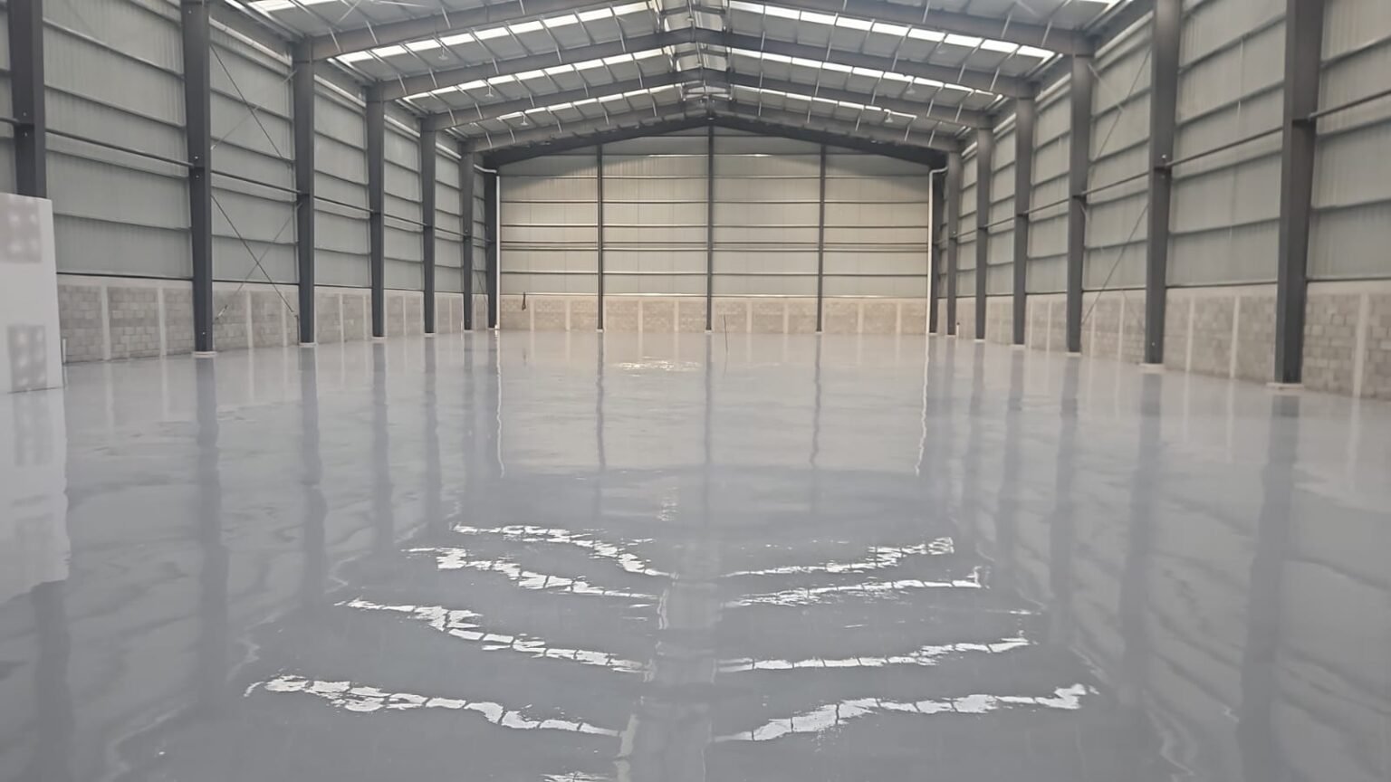 Recubrimiento epóxico en piso industrial