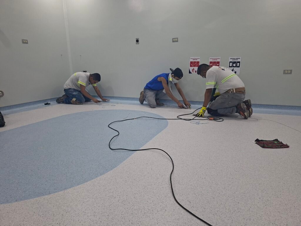 Instalación de piso vinílico hospitalario con uniones termosoldadas