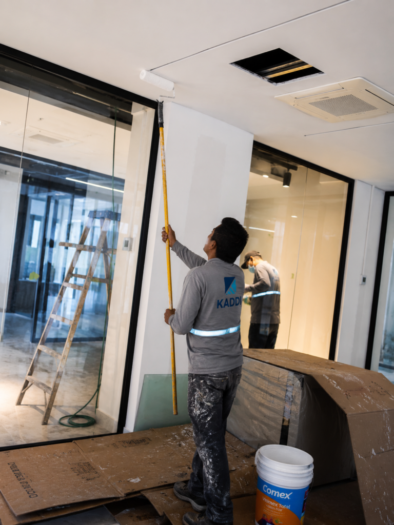 Aplicación profesional de pintura interior por KADDI en Guatemala